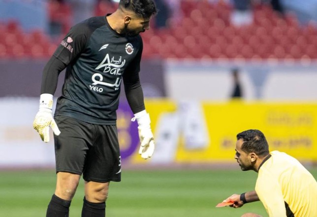 إيقاف وغرامة كبيرة لحارس الجبلين بعد اعتدائه على الحكم
