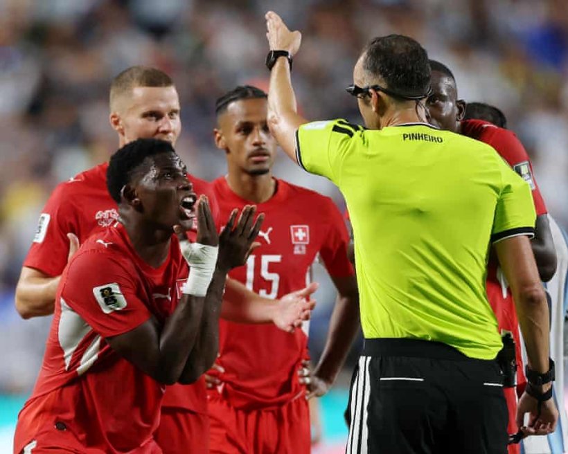 سويسرا تهاجم تقنية الفيديو بعد طرد بريل إمبولو أمام الأرجنتين