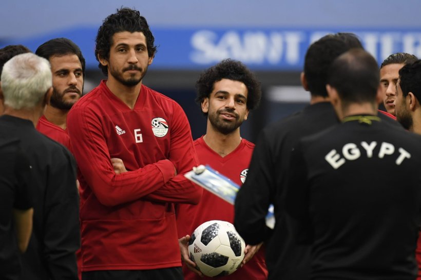 محمد صلاح يودع أحمد حجازي بعد اعتزاله