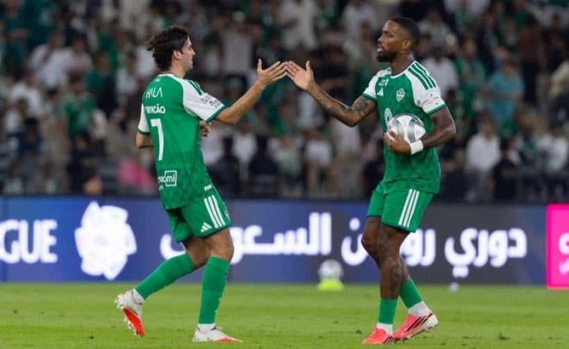 الأهلي يقلب الطاولة على الحزم بثلاثية في “روشن”