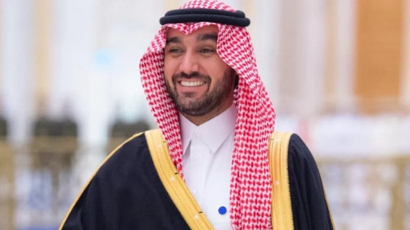 وزير الرياضة السعودي يوجه رسالة للاعبي الأهلي قبل مواجهة صن داونز