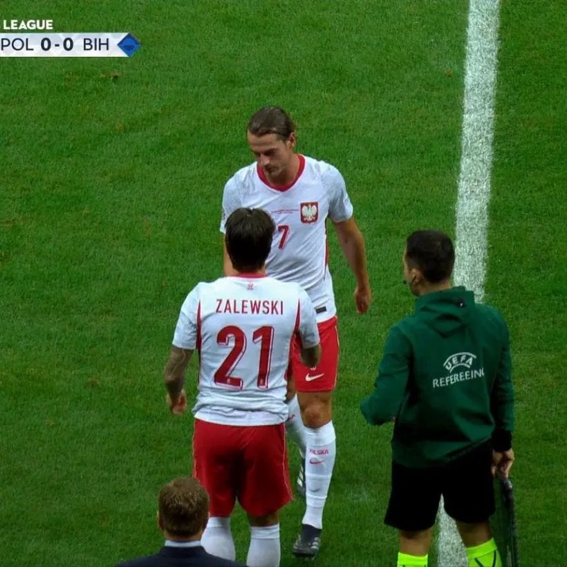 إصابة تثير القلق في بنفيكا.. كامينسكي يغادر مباراة بولندا والبوسنة