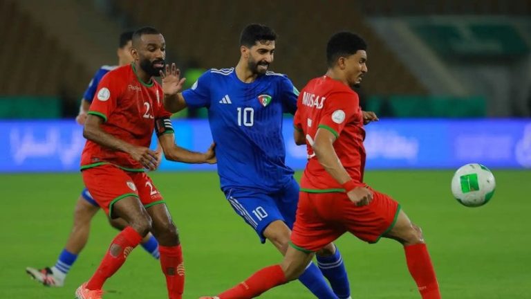 عُمان تقلب الطاولة على الكويت وتحجز مقعدًا في نصف نهائي خليجي 27